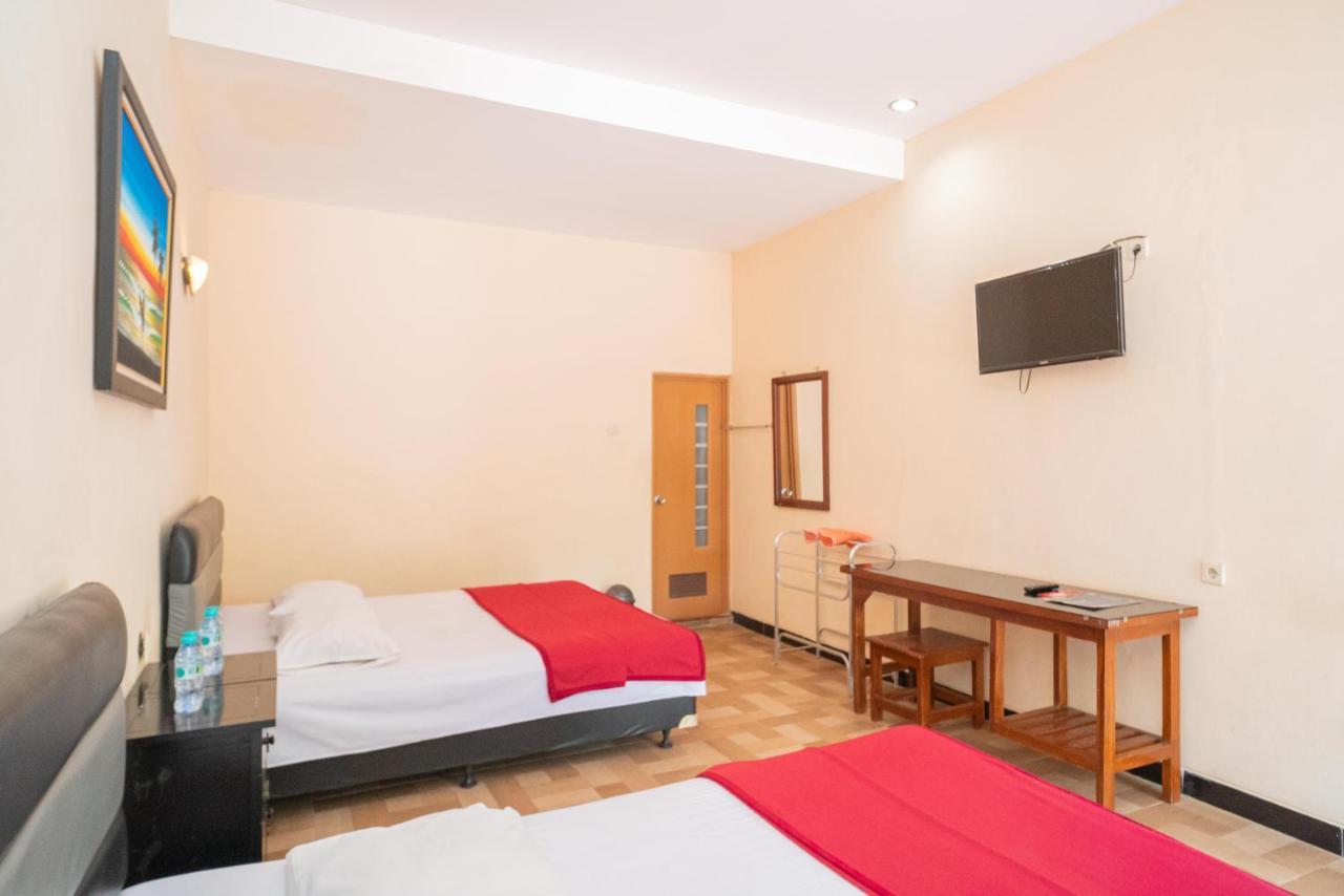 Hotel Reddoorz @ Panglima Sudirman Madiun Esterno foto
