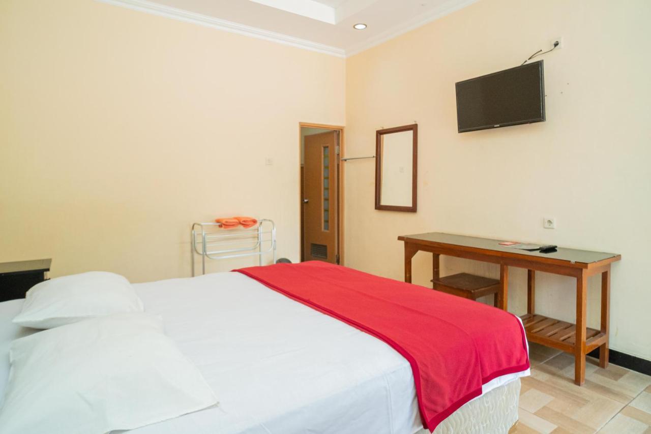Hotel Reddoorz @ Panglima Sudirman Madiun Esterno foto