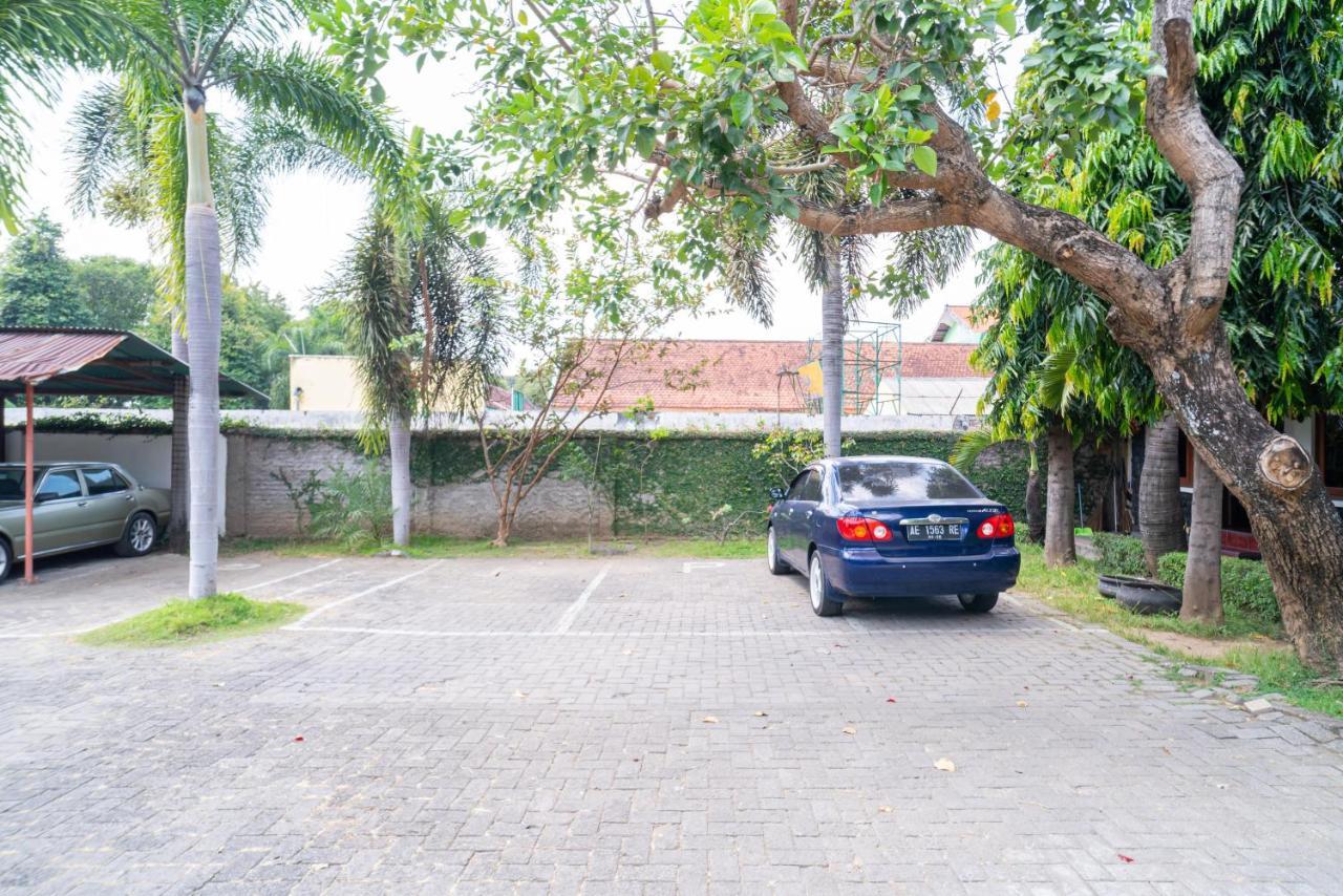 Hotel Reddoorz @ Panglima Sudirman Madiun Esterno foto